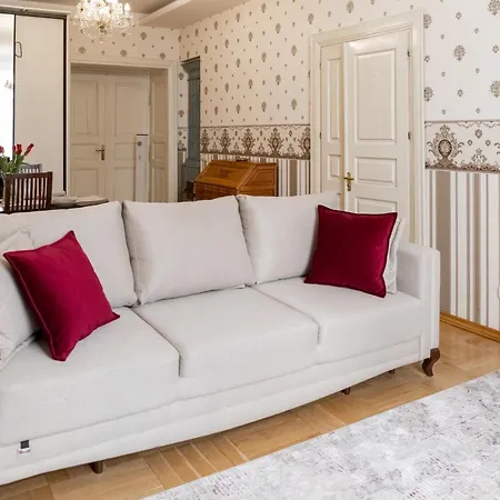 On Virmenska, One Bedroom شقة إلفيف